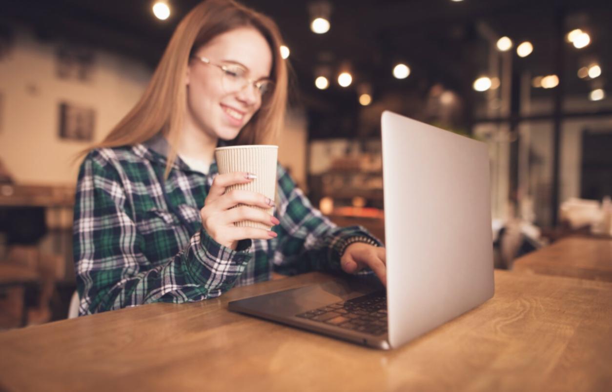 Équipe travaillant sur des projets d'analytique SEO